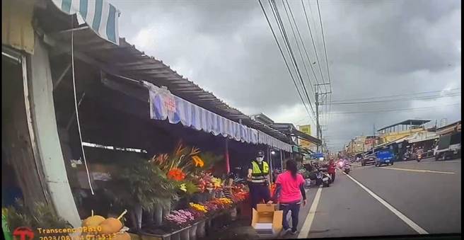 潮州警分局4日上午6时许连续接获民眾报案检举摊商占用慢车道后，当天开出13张罚单。（警方提供／谢佳潾屏东传真）