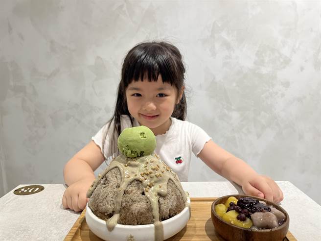 老爷会馆与在地人气品牌「八时神仙草」合作，入住指定专案可品嚐浮夸视觉的「焙香奶盖雪花盛盘」消暑。（老爷酒店集团提供）