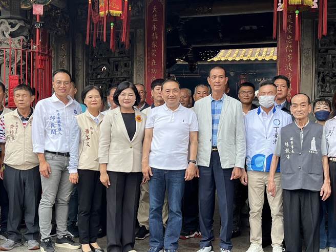 雲林縣長張麗善今天下午陪侯友宜（中）到北港朝天宮祈福拜拜。（周麗蘭攝）