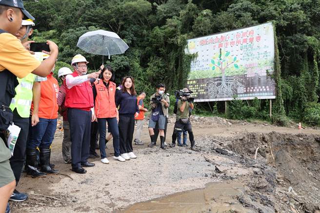 行政院副院長鄭文燦在許淑華、馬文君等人陪同下，前往台14線春陽段勘災。（楊靜茹攝）