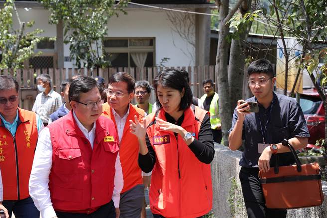 南投縣長許淑華拜託行政院副園長鄭文燦，不管是道路、電力搶修上，中央能全力予以協助。（楊靜茹攝）