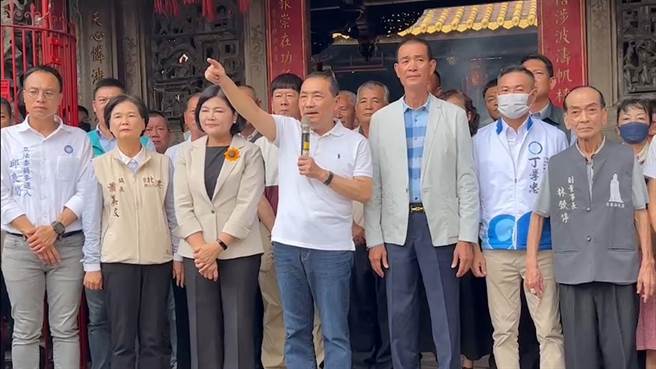 國民黨總統參選人侯友宜（發言者）今一整天都在雲林拜訪，縣長張麗善陪他到北港朝天宮拜拜祈福。（周麗蘭攝）