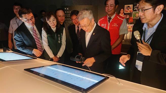 行政院长陈建仁拿着耳机聆听各种不同版本的望春风歌曲。（程炳璋摄）