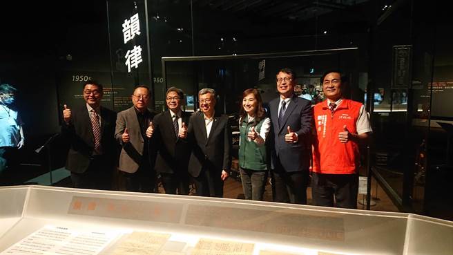 行政院长陈建仁（右四）参观台史博的望春风台湾流行音乐特展。（程炳璋摄）