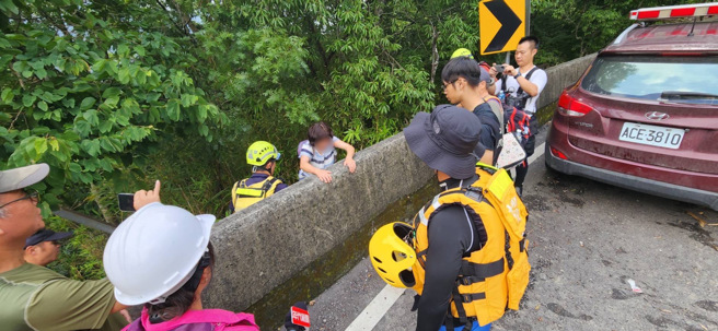 现场搜救人员确认3名受困人员，为1对夫妻老婆受伤外加1名受困者，并于16时29分顺利将3位受困民眾救出，协助带回到搜救行动协调中心。（图／新北消防局提供）