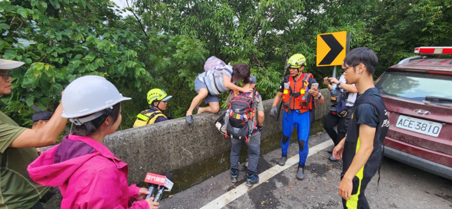 现场搜救人员确认3名受困人员，为1对夫妻老婆受伤外加1名受困者，并于16时29分顺利将3位受困民眾救出，协助带回到搜救行动协调中心。（图／新北消防局提供）