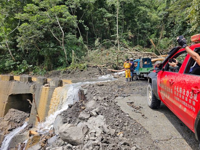 春阳观光休閒露营区也传出有3位民眾受困待撤离。（图／消防署提供）