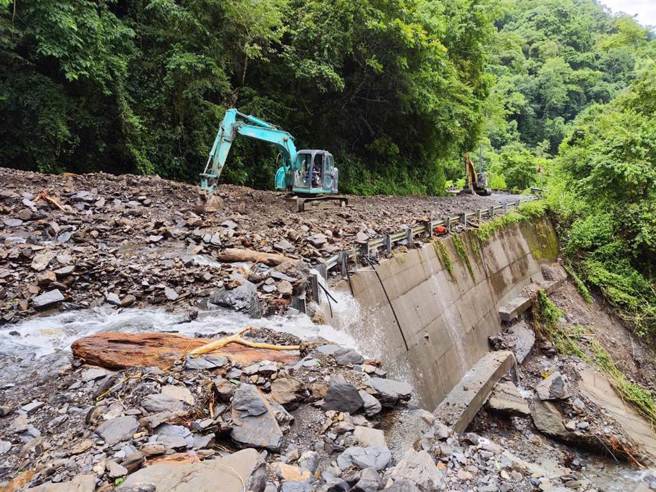 南投县仁爱乡因连日豪雨灾情惨重，南投县政府宣布仁爱乡8日停班停课。（发祥村办公室提供／杨静茹南投传真）