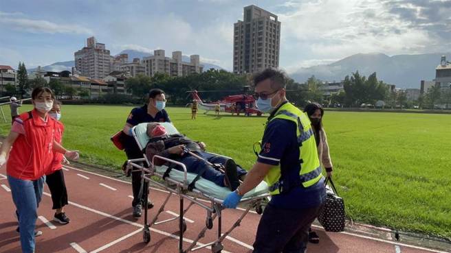 仁愛鄉發祥村因為投89線土石流，對外交通中斷，1名患者6日搭乘直升機下山洗腎。（楊靜茹攝）