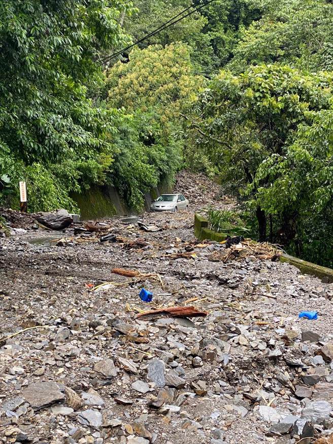都達部落對外主要道路不滿土石，根本無法通行，仁愛鄉7日繼續停班停課。(茶農沈永浩提供／楊靜茹南投傳真）