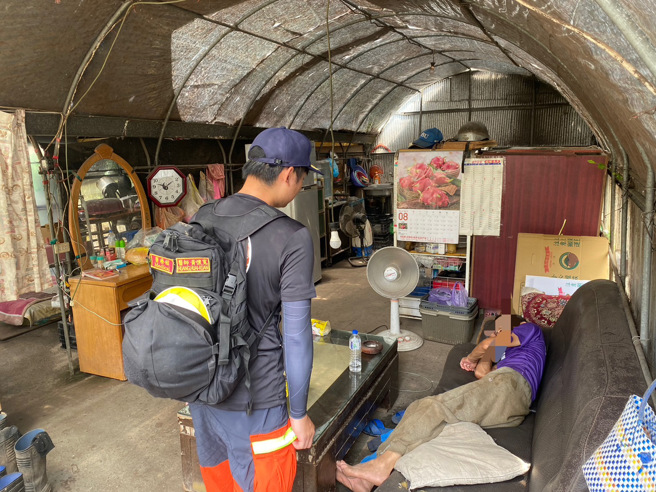 现场搜救人员确认3名受困人员，为1对夫妻老婆受伤外加1名受困者，并于16时29分顺利将3位受困民眾救出，协助带回到搜救行动协调中心。（图／新北消防局提供）