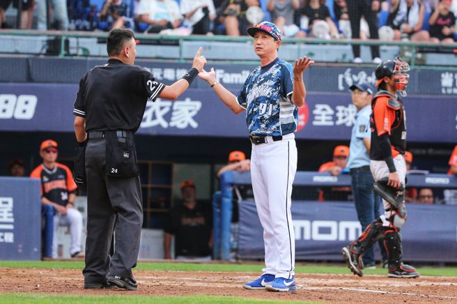 富邦悍将总教练丘昌荣不满电视重播辅助判决改判出局，上前抗议遭主审驱逐出场。（黄世麒摄）