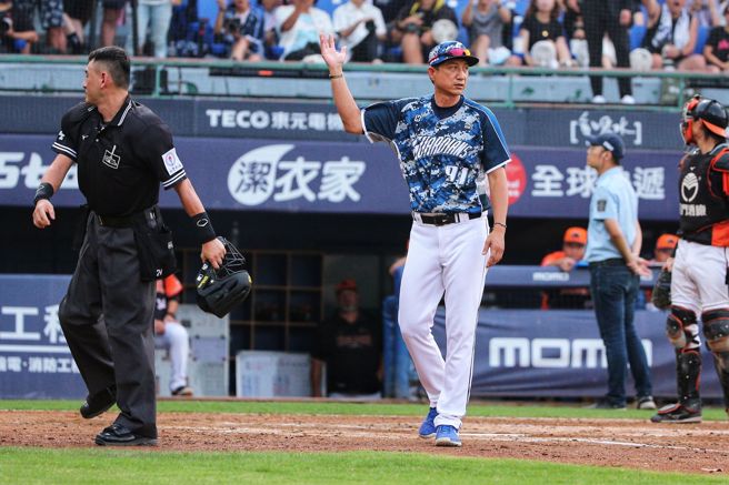 富邦悍将总教练丘昌荣不满电视重播辅助判决改判出局，上前抗议遭主审驱逐出场。（黄世麒摄）