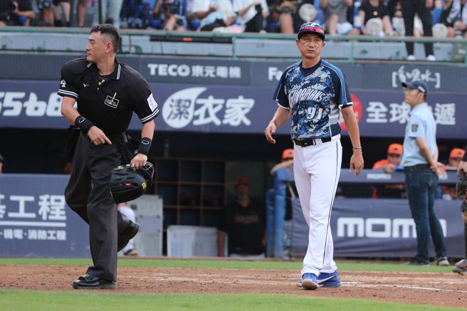 富邦悍将总教练丘昌荣不满电视重播辅助判决改判出局，上前抗议遭主审驱逐出场。（黄世麒摄）