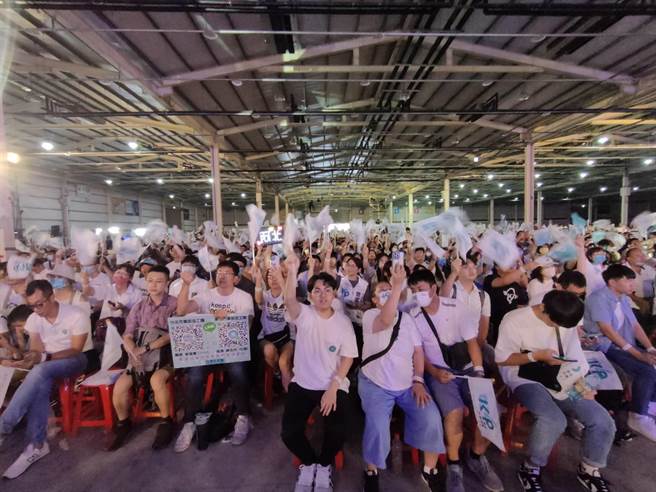台灣民眾黨6日舉辦4周年年黨慶活動，逾3000位支持者來到現場，高舉旗幟同喊「台灣的選擇柯文哲」。（潘虹恩攝）