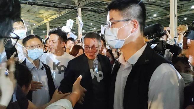 「好4發生 改變成真」4周年黨慶活動從下午2點半開始，柯文哲於5點左右壓軸登場，在支持者的歡呼與擁簇下走上舞台。（潘虹恩攝）