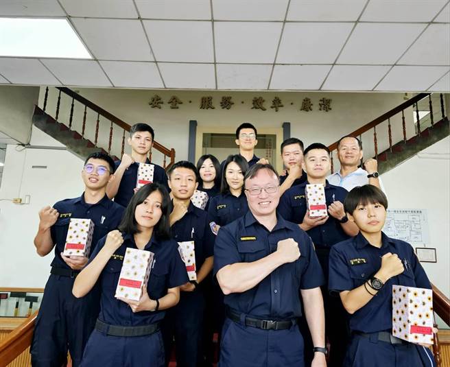 10位特考生於暑期分發到台中市政府警察局烏日分局實習，經過2個月實習旅程收穫滿滿，烏日警分局也於日前致贈紀念品感謝實習生協助。（潘虹恩攝）