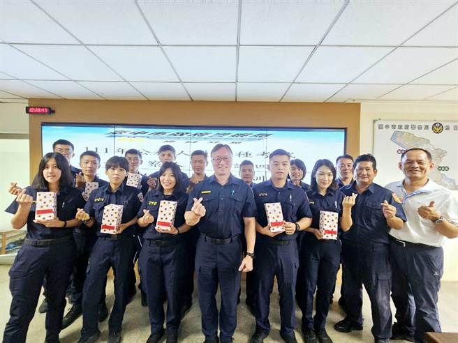 10位特考生於暑期分發到台中市政府警察局烏日分局實習，經過2個月實習旅程收穫滿滿，烏日警分局也於日前致贈紀念品感謝實習生協助。（潘虹恩攝）