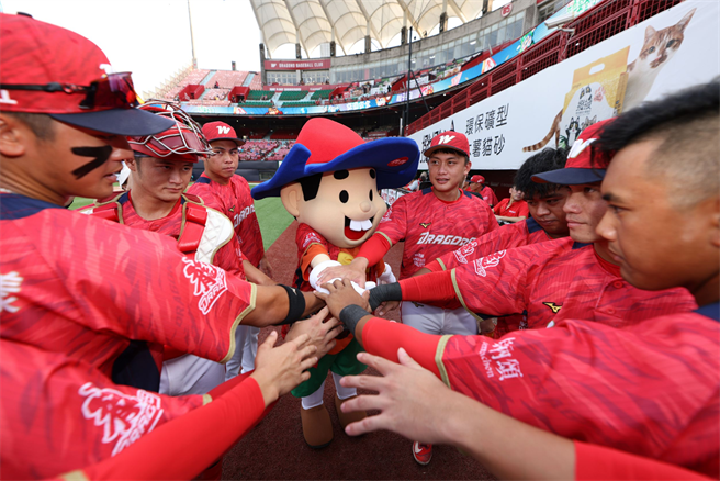 乖乖初登投手丘，和球員們集氣加油。（主辦單位提供／李侑珊台北傳真）