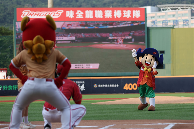 乖乖開球，可愛的模樣吸引大小觀眾目光。（主辦單位提供／李侑珊台北傳真）