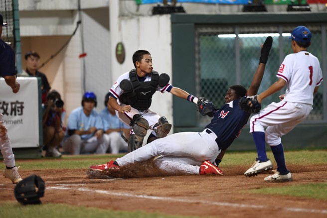 U12世界盃少棒賽冠軍戰，中華隊3局上在本壘形成另類雙殺守備，化解美國隊攻勢。（中華棒協提供）