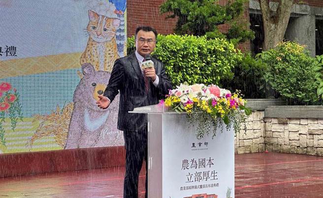 原農委會主委陳吉仲成為首任農業部長，還上演濕背秀。但事實是農業產值佔台灣GDP僅剩1.4％。（本報資料照／李柏澔攝）