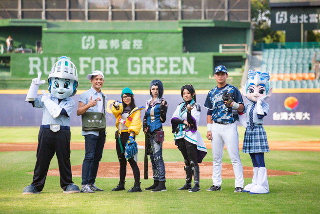 「台湾大哥大XVIII悍将中学」主题日第二日热血开打，台湾大哥大林之晨总经理今日邀请《特战英豪》人气特务开球。（图／台湾大哥大提供）

