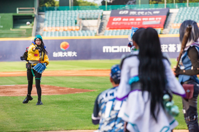 《特战英豪》特务「恺宙」担任投手、「菲德」负责打击、「圣祈」担任裁判，共同为主题日开出好球。（图／台湾大哥大提供）