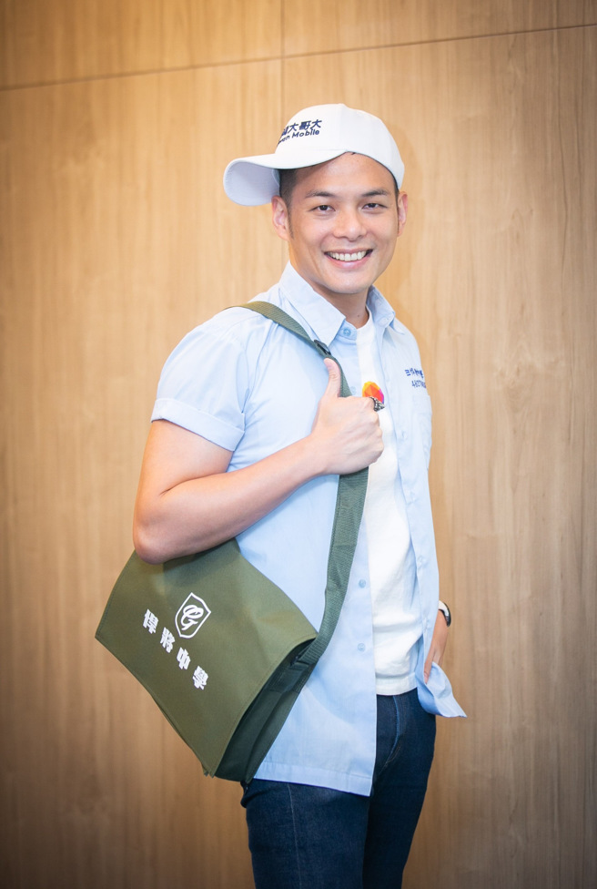 担任悍将中学家长会长的台湾大哥大总经理林之晨，响应主题日，特地穿上悍将中学制服到场。（图／台湾大哥大提供）