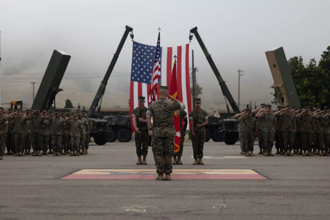 美国陆战队第1个机动战斧飞弹操作单位成军，后方2高高的箱子，就是LRFL发射车。(图/USMC)