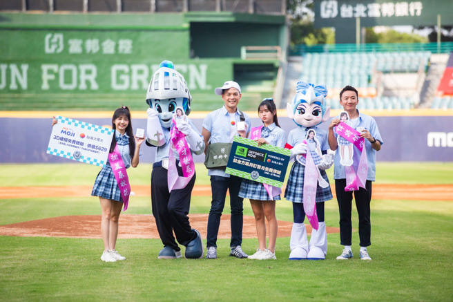 赛前由台湾大总经理林之晨亲自颁发校花校草选拔得主。（图／台湾大哥大提供）