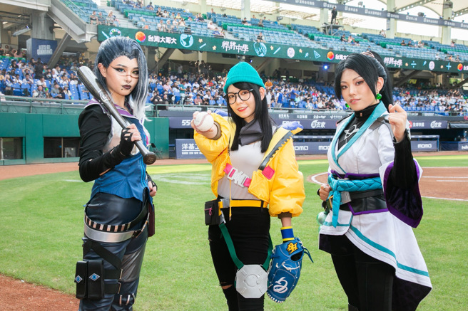 《特战英豪》3位人气特务「恺宙」(中)、「菲德」(左)、「圣祈」(右)首次为悍将中学主题日开球。（图／台湾大哥大提供）

