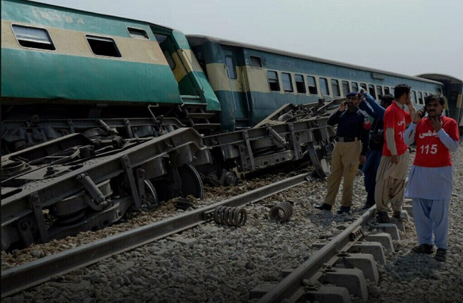 巴基斯坦南部火车出轨，死伤人数增加。(图/Youtube截图)