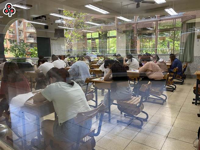 2023桃园市今年一口气开出806个国小教甄缺额，吸引5546人参加考试。(本报资料照片)