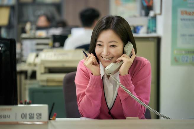 金喜善在片中饰演客服中心的职员。（车库娱乐提供）