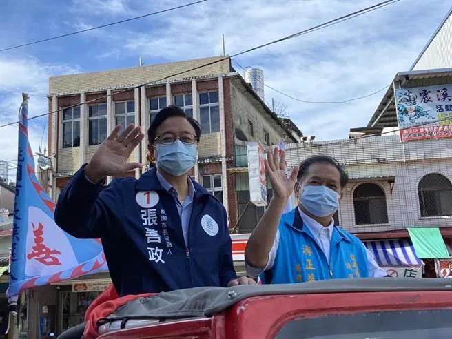 桃園復興區長游正英(右)驚傳病逝。(本報資料照片)