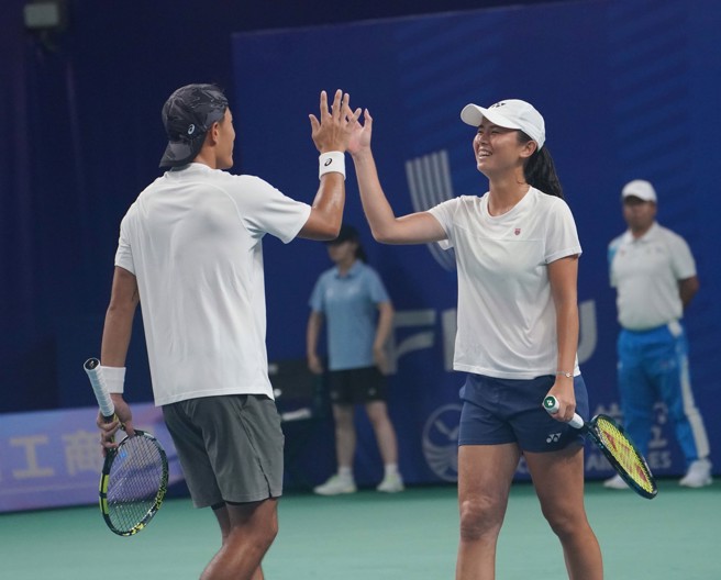 吳芳嫺（右）、許育修成都世大運混雙摘金。（大專體總提供／陳筱琳台北傳真）