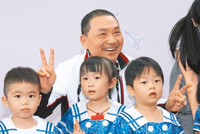 新北市長侯友宜(中後)給人穩定安心之感（中時資料照／黃世麒攝）