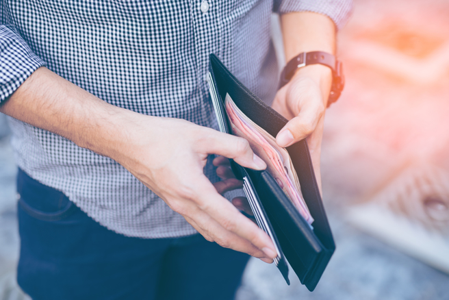 網友收到一張2000萬的電信帳單，引起網友討論。（圖／shutterstock）