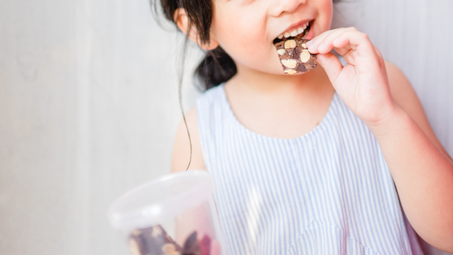 医师陈菁儿表示，应尽量避免让孩子在空腹、晚餐饭前及宵夜吃糖果和饼乾。（图／示意图，达志影像）