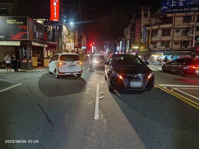 高雄市6日晚间10时许发生一件行人车祸。（高市凤山分局提供／杨舒婷高雄传真）