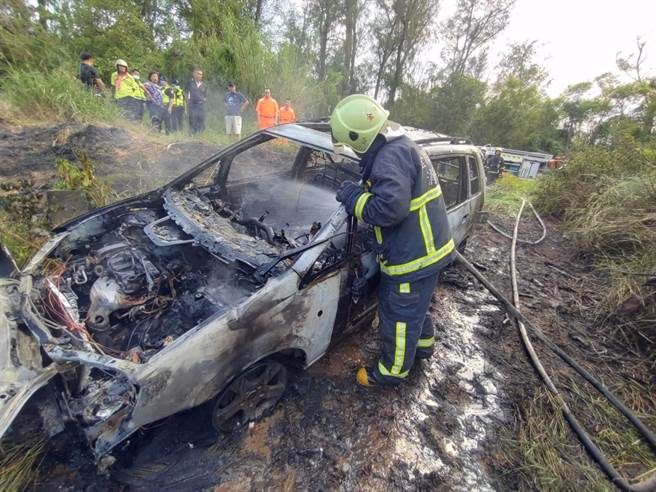 金門知名景點馬山觀測所附近昨（6）日下午驚傳火燒車意外，男子駕駛的1輛白色休旅車突然因不明原因起火燃燒。（消防局提供）