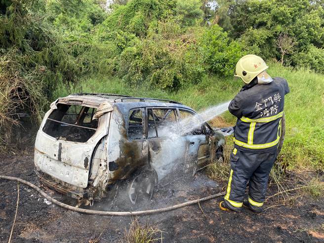 金門知名景點馬山觀測所附近昨（6）日下午驚傳火燒車意外，男子駕駛的1輛白色休旅車突然因不明原因起火燃燒。（消防局提供）