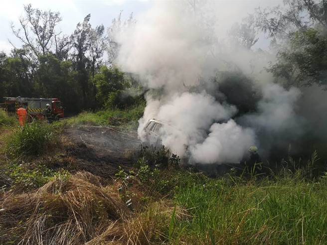 金門知名景點馬山觀測所附近昨（6）日下午驚傳火燒車意外，男子駕駛的1輛白色休旅車突然因不明原因起火燃燒。（消防局提供）