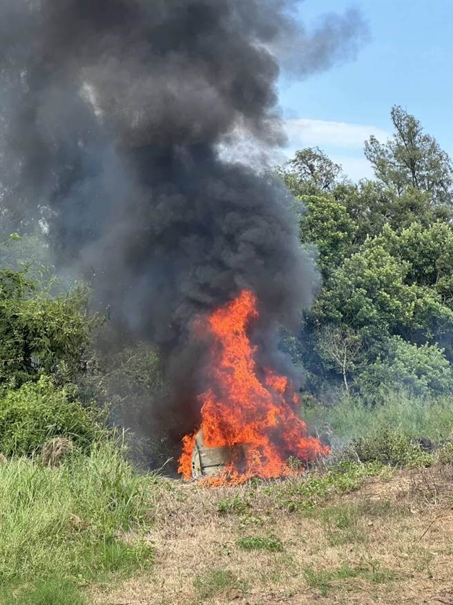 金門知名景點馬山觀測所附近昨（6）日下午驚傳火燒車意外，男子駕駛的1輛白色休旅車突然因不明原因起火燃燒。（消防局提供）
