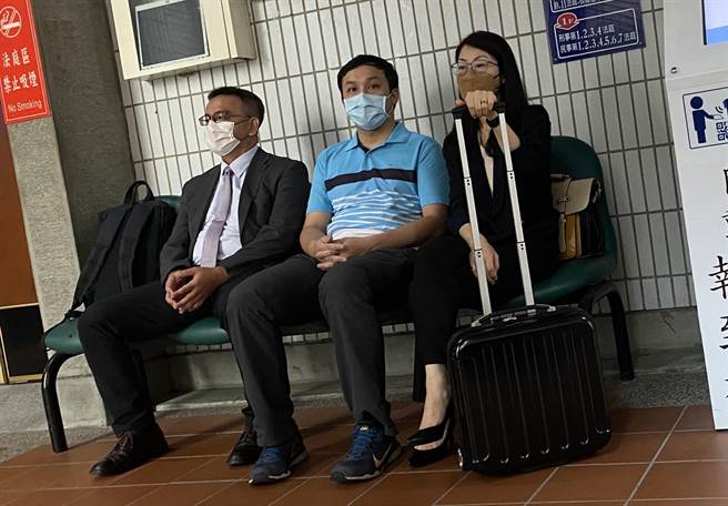 台中地院审理5亿高中生案，7日首度开庭准备程序庭，被告夏男（中）在庭外等待，神情相当平静。（陈淑芬摄）