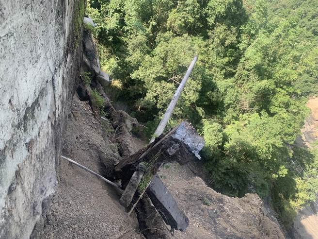 忠勇橋的引道路基嚴重掏空，擋土牆連同電線桿都已滑落山谷，埔里工務段封閉搶修。（公路總局提供／楊靜茹南投傳真）