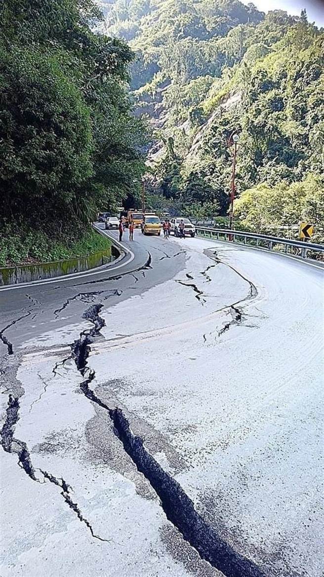 埔霧公路人止關附近的忠勇橋引道路基掏空，造成路面嚴重龜裂且下陷，禁止車輛通行。（民眾提供／楊靜茹南投傳真）