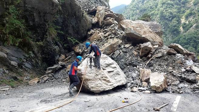 台8临37线中横便道3.9K大规模坍方，坍方量约1200立方公尺，一颗500立方公尺巨石需打除裂解。（谷关工务段提供／陈淑娥台中传真）