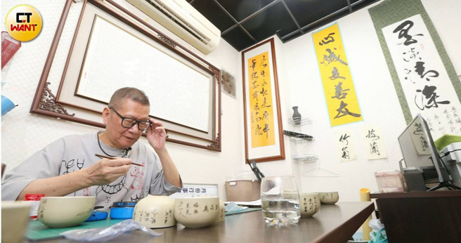 现年72岁的吕学成，41年都在监狱度过，自幼即对书画展现天赋的他，出狱后也创办基金会，鼓励更生人走向正道。（图／赵世勋摄）

